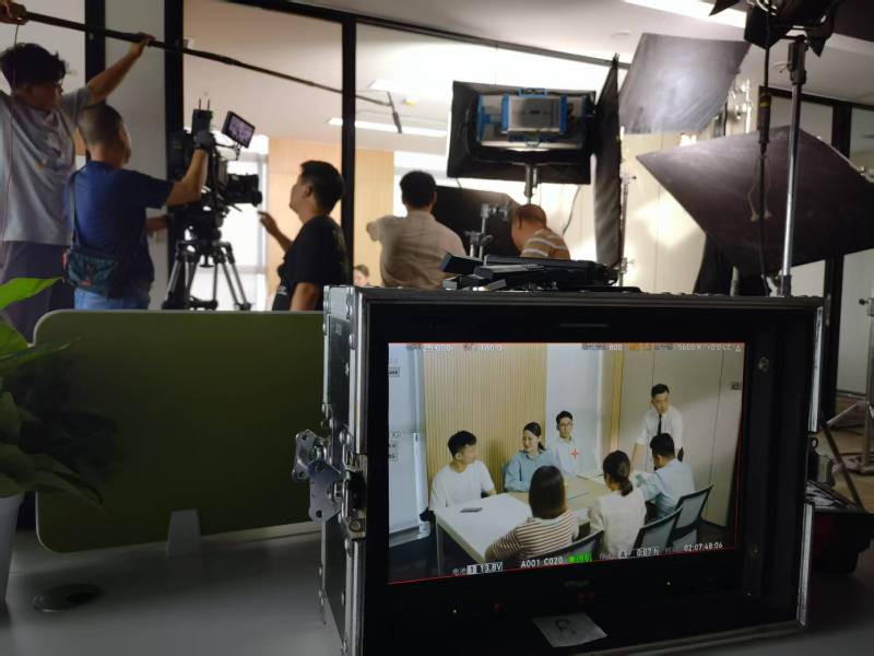 站前区TVC拍摄公司：科技产品视觉化大师，诠释未来感与功能美学