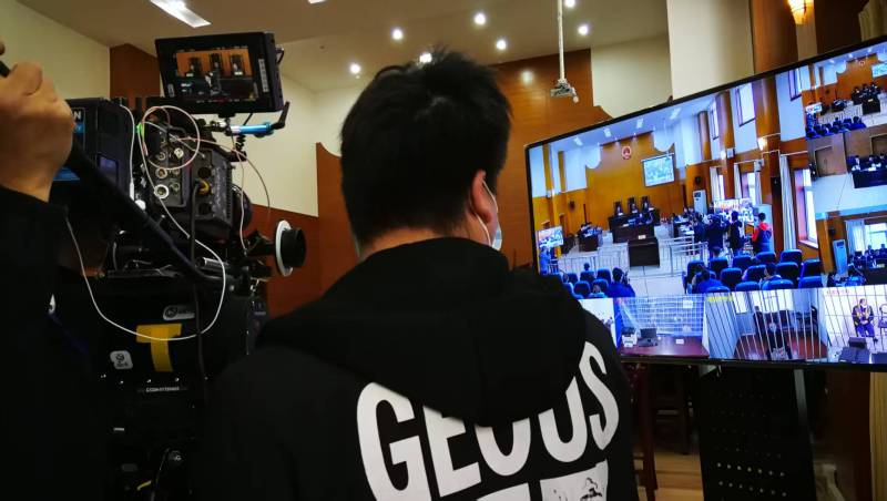 AI生成VS人工创意——站前区广告片拍摄公司的技术浪漫主义实践